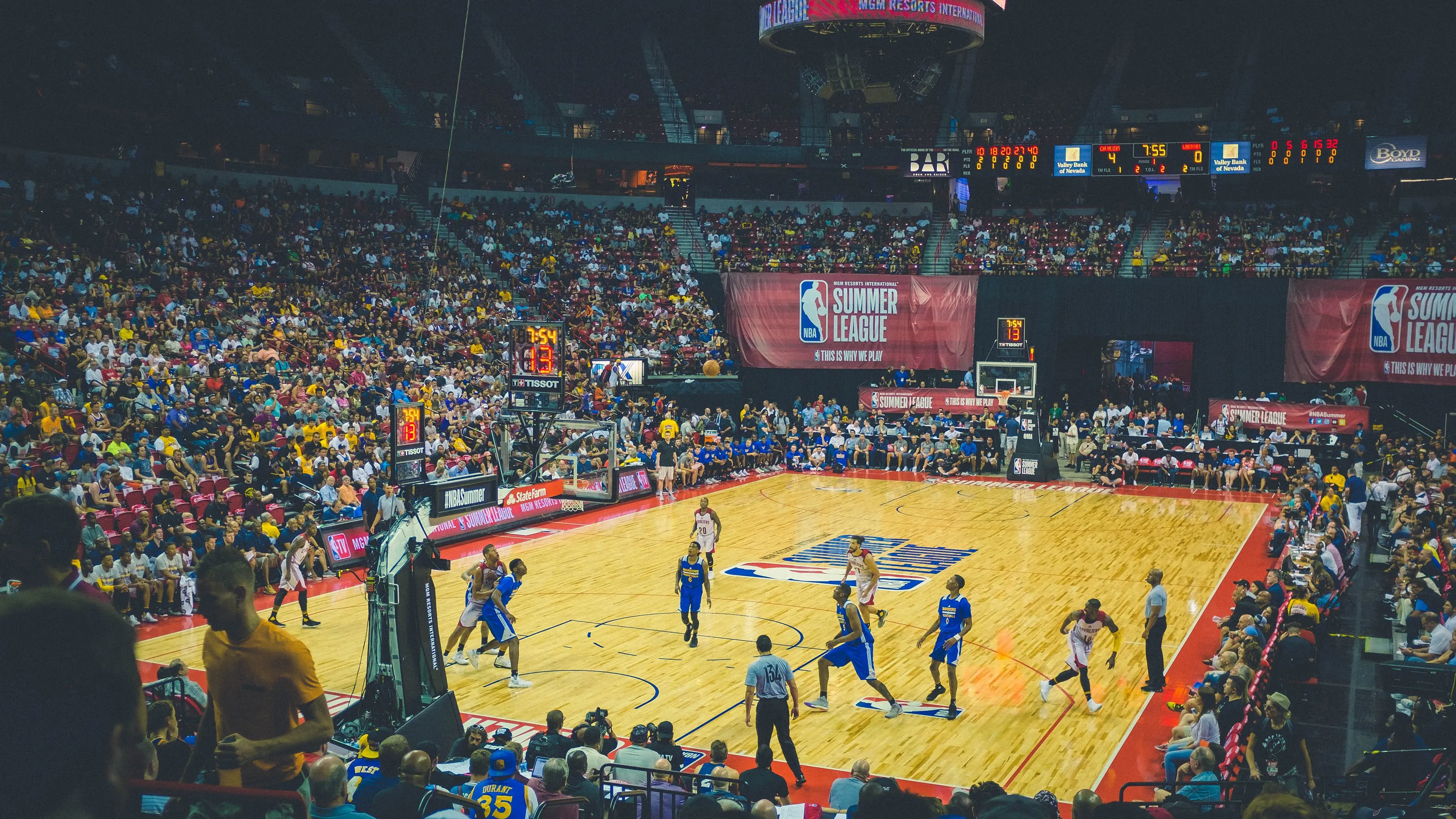 阿根廷国家队在洛杉矶观看湖人比赛，备战与哥斯达黎加的友谊赛